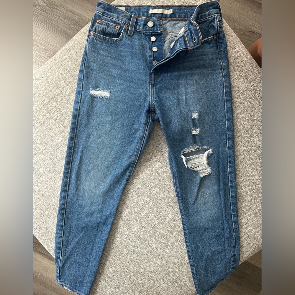 Levi's Wedgie Straight Jean. Size 26. Medium wash.